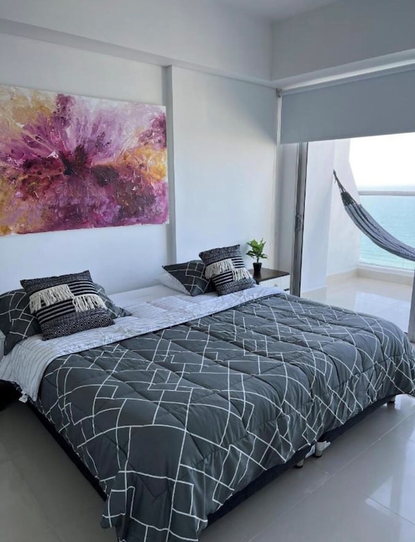 Apartamento básico, sacada, vista para a praia | Wi-Fi de cortesia