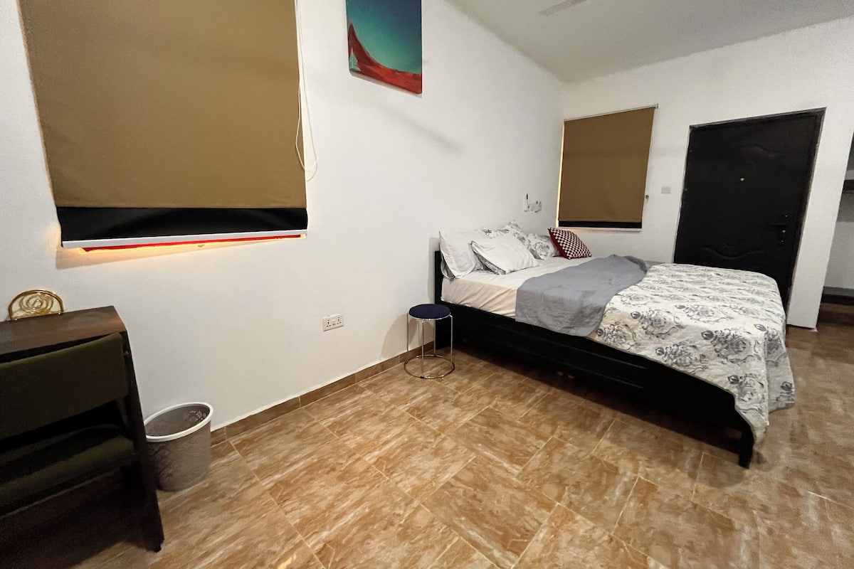 Desk, laptop workspace, iron/ironing board, free WiFi