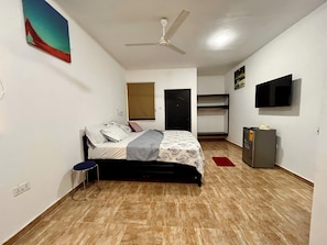 Luxury-Apartment, Bergblick | Schreibtisch, laptopgeeigneter Arbeitsplatz, Bügeleisen/Bügelbrett