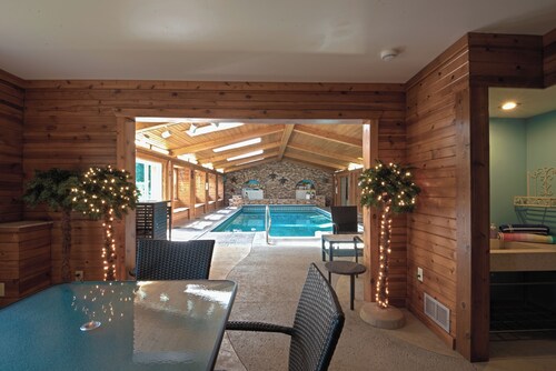 Remarkable 3-bedroom home, indoor pool, golf, on the lake, 30 min to Twin Cities