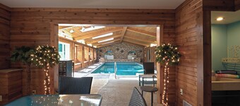 Remarkable 3-bedroom home, indoor pool, golf, on the lake, 30 min to Twin Cities