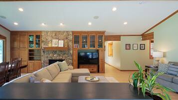 Smart TV, lareira, DVD player, livros