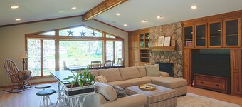 Remarkable 3-bedroom home, indoor pool, golf, on the lake, 30 min to Twin Cities