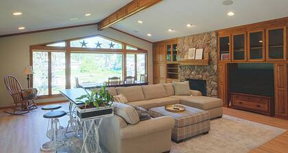 Remarkable 3-bedroom home, indoor pool, golf, on the lake, 30 min to Twin Cities