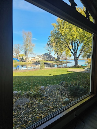 Remarkable 3-bedroom home, indoor pool, golf, on the lake, 30 min to Twin Cities