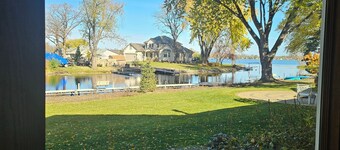 Remarkable 3-bedroom home, indoor pool, golf, on the lake, 30 min to Twin Cities