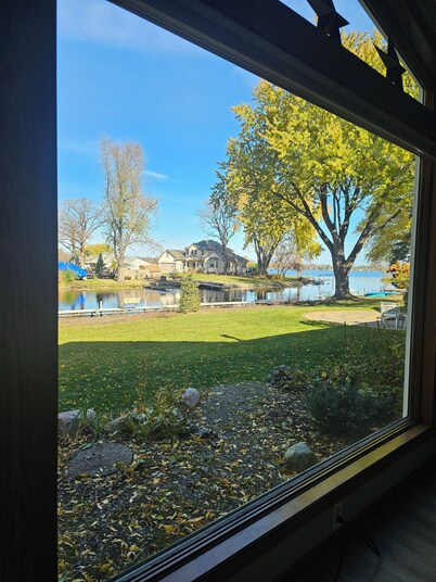 Remarkable 3-bedroom home, indoor pool, golf, on the lake, 30 min to Twin Cities