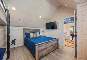 4 bedrooms, iron/ironing board, free WiFi, bed sheets - Pool Table | Corn Hole | Fire Pit | Hot Tub (Broken Bow)