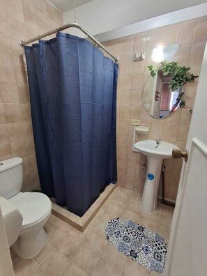 Toalhas de banho, sabonete, papel higiênico