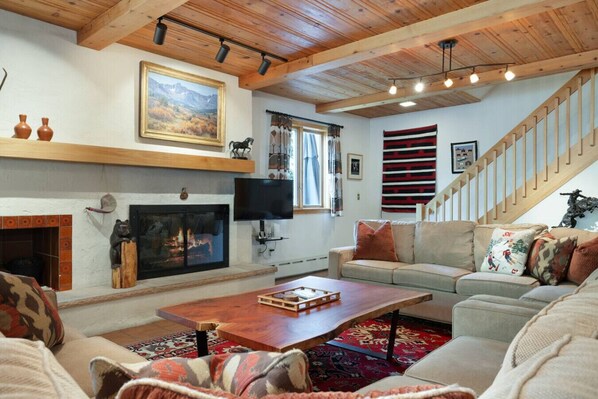 TV, fireplace - Exclusive Cascade Home - Close to Cascade Lift (Vail)