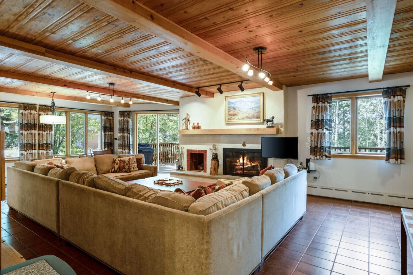 Télévision, cheminée