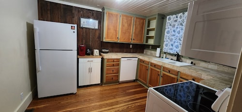 Charming historic 2-bedroom house in Angels Camp with amazing views!