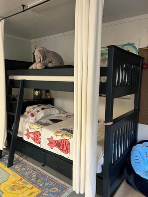 4 quartos, ferros/tábuas de passar roupa, Wi-Fi, roupa de cama