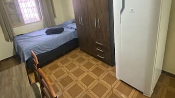 1 habitación, tabla de planchar con plancha y wifi