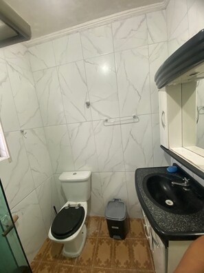 Toalhas de banho, sabonete, papel higiênico