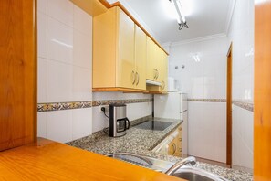 ثلاجة، ميكروويف، موقد طهي مسطح، ماكينة لصنع القهوة/الشاي