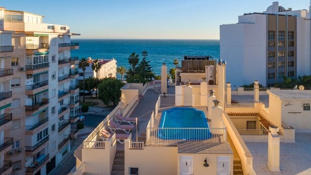 A rooftop pool area with a view of the sea, surrounded by buildings. - Apartamentos Solset Nerja B (Nerja)