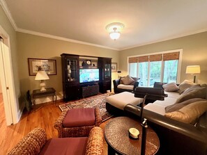Smart TV - Elevator, fairway golf views, club access, and mile to beach. (Seabrook Island)