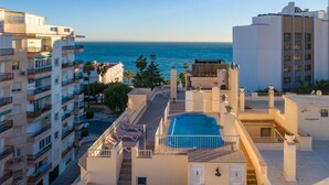 A rooftop pool area with a view of the sea, surrounded by buildings. - Apartamentos Solset Nerja A (Nerja)