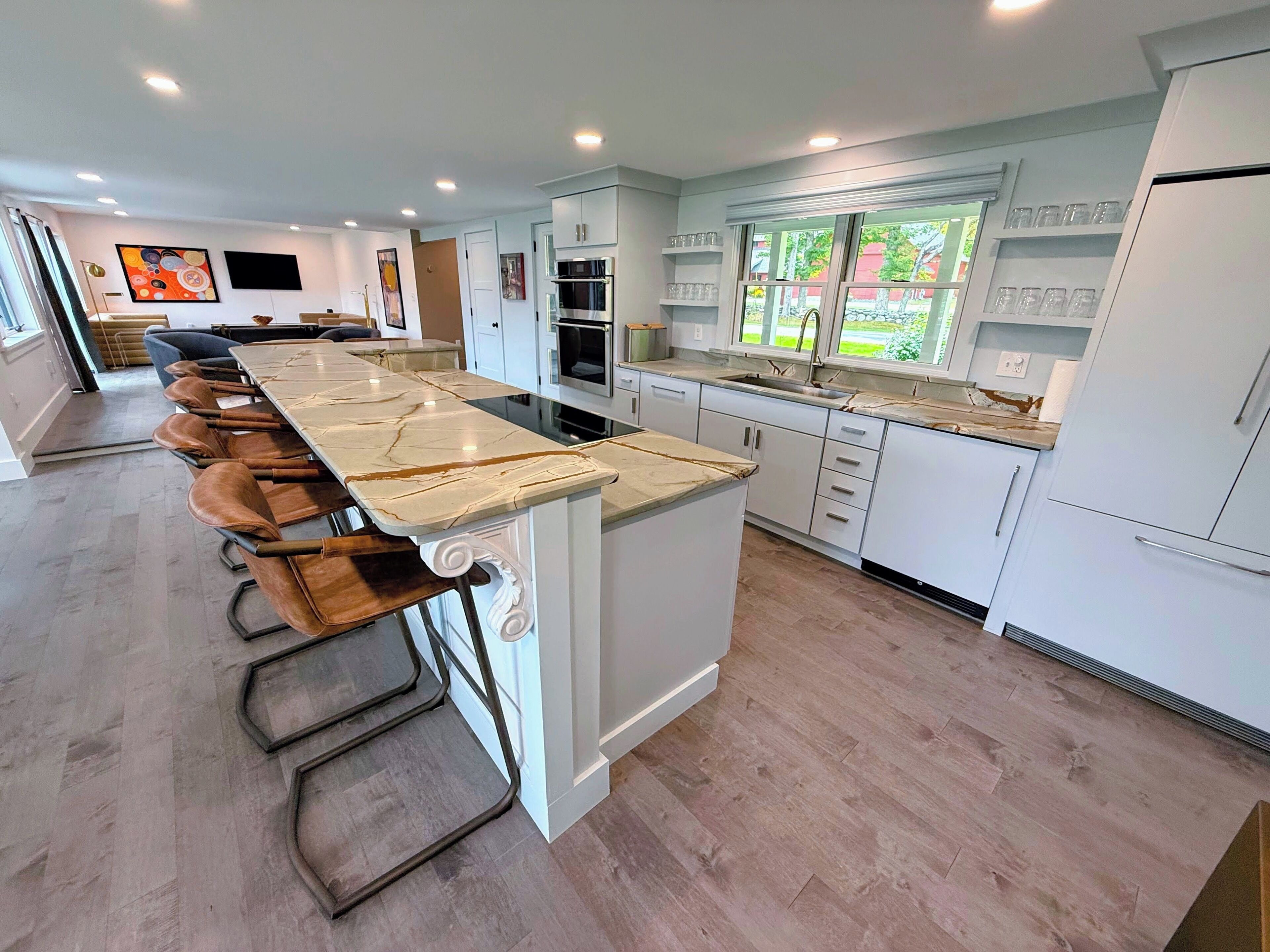 Frigorifero, microonde, forno, piano cottura