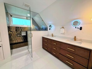 Shower, hair dryer, towels - 9FR Renovated home with beautiful views, large yard, dogs welcome! (Bethlehem)