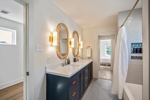 淋浴设施、吹风机、毛巾、肥皂