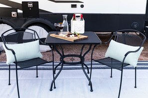 Outdoor dining - Wild Cactus Glamping - Stationary RV, prime location between rural and city life (Scottsdale)