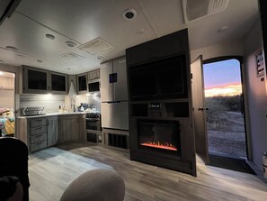 冷蔵庫、電子レンジ、オーブン、コンロ