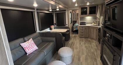 Wild Cactus Glamping - Stationary RV, prime location between rural and city life