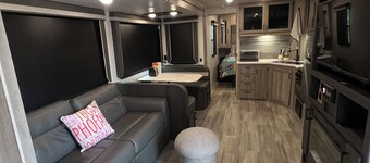 Wild Cactus Glamping - Stationary RV, prime location between rural and city life