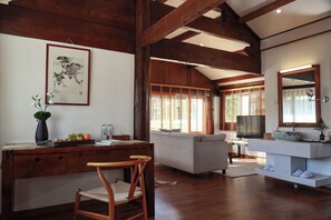 Luxury-Suite, Bergblick | Schreibtisch, laptopgeeigneter Arbeitsplatz, Verdunkelungsvorhänge