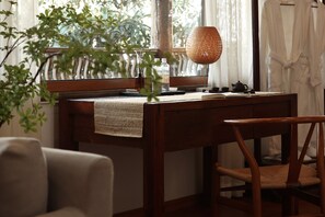 SuĆte conforto, vista para o pĆ”tio | Escrivaninha, espaƧo de trabalho para notebook, cortinas blackout