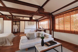 高级套房, 庭院景观 | 办公桌、笔记本电脑工作区、遮光窗帘、隔音