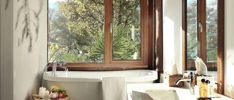 Superior Suite, Courtyard View | Private spa tub