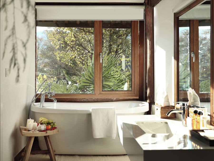 Suite superior, vistas al patio | Bañera de hidromasaje privada