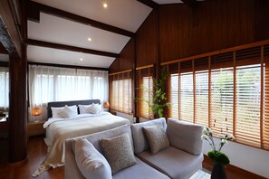 Luxury-Suite, Bergblick | Schreibtisch, laptopgeeigneter Arbeitsplatz, Verdunkelungsvorhänge