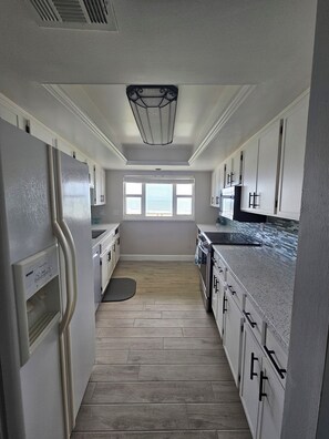 Refrigerador, microondas, horno, placa de cocina