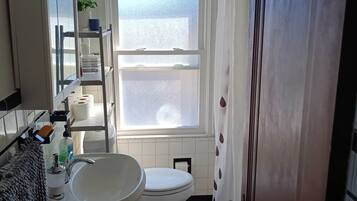 Haartrockner, Handtücher, Seife, Shampoo