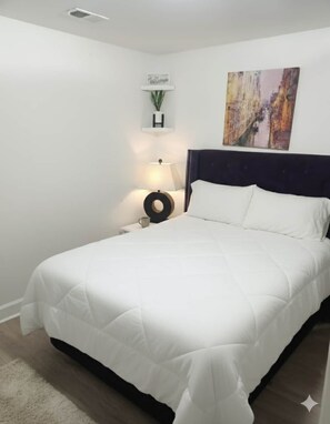 2 soverom, skrivebord, strykejern/-brett og wi-fi (inkludert)