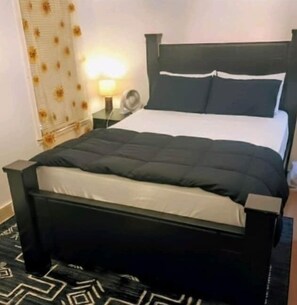 2 bedrooms, desk, iron/ironing board, free WiFi - Relax Near Grosse Pointe & Downtown Detroit. (Detroit)