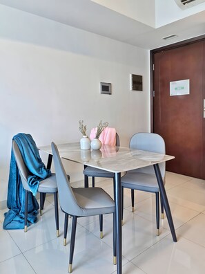 Apartment, 1 Bedroom, City View | Dining room