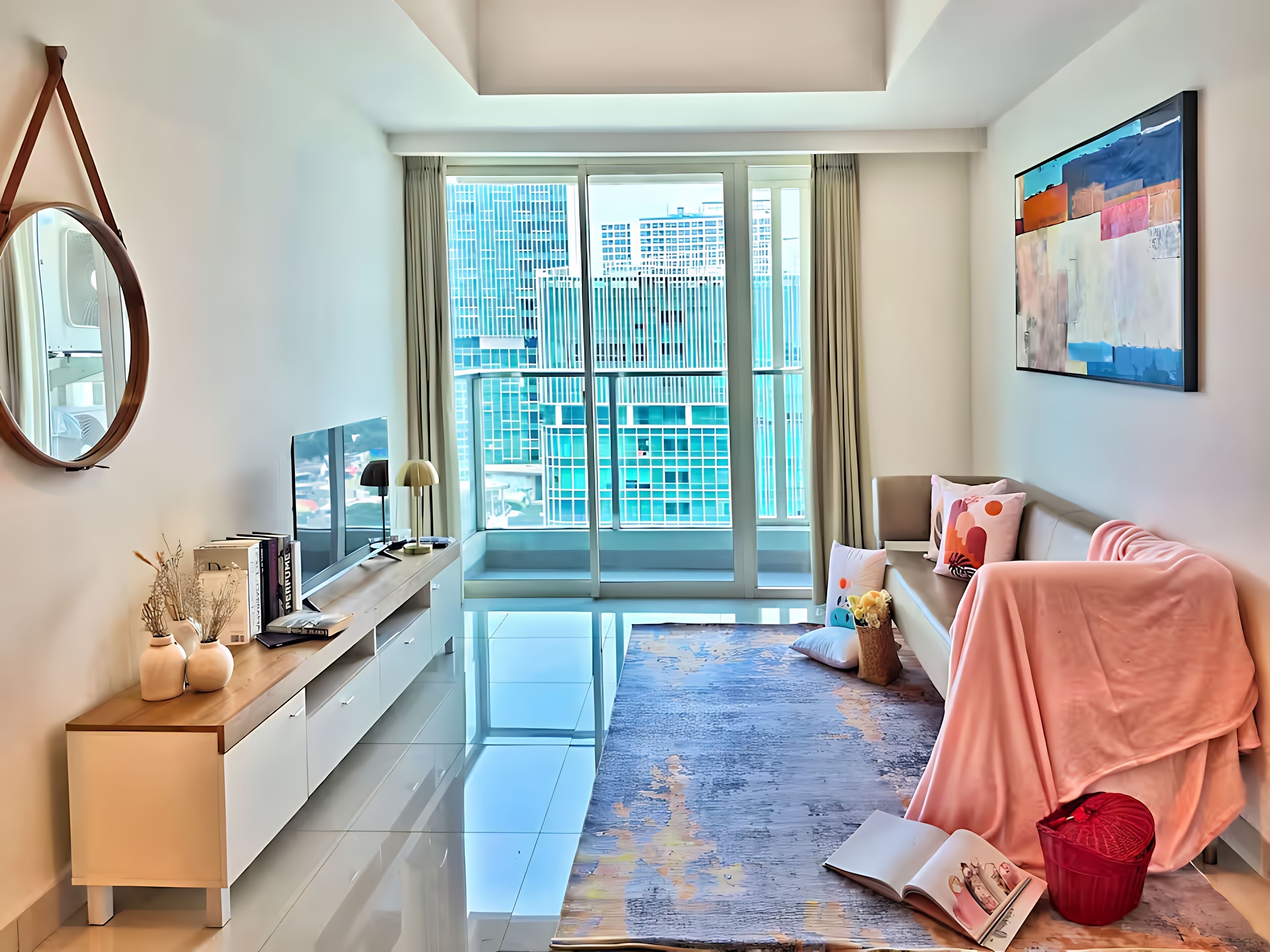 Apartment, 1 Schlafzimmer, Stadtblick | Wohnbereich | 43-Zoll-Smart-TV mit Kabelempfang