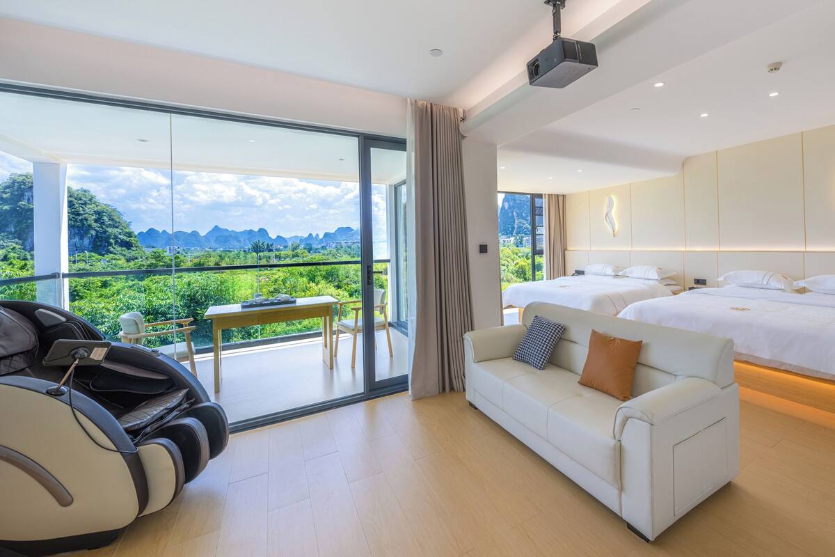 Superior Twin Room, Mountain View | Desk, laptop workspace, blackout drapes, soundproofing