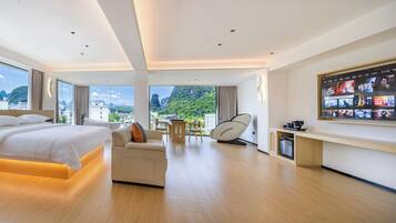 Luxury Suite, Mountain View | Desk, laptop workspace, blackout drapes, soundproofing