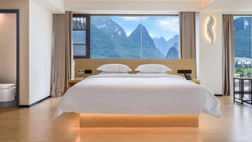 奢华套房, 山景 | 办公桌、笔记本电脑工作区、遮光窗帘、隔音