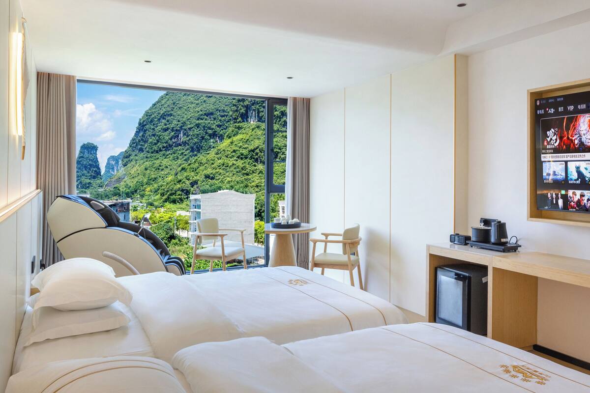 Standard Twin Room, Mountain View | Desk, laptop workspace, blackout drapes, soundproofing