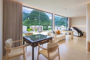 高级套房, 山景 | 办公桌、笔记本电脑工作区、遮光窗帘、隔音