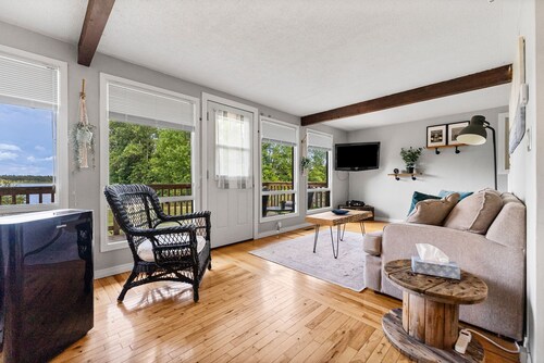 Escape to Four Seasons at Calabogie, a cozy chalet that welcomes you year-round!