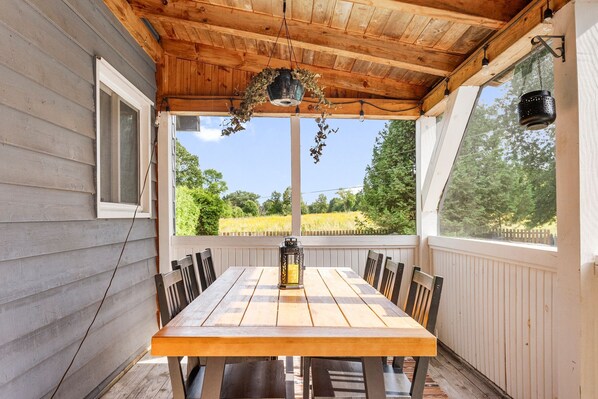 Outdoor dining - Escape to Four Seasons at Calabogie, a cozy chalet that welcomes you year-round! (Calabogie)