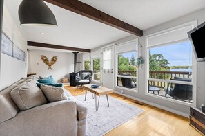 Smart TV - Escape to Four Seasons at Calabogie, a cozy chalet that welcomes you year-round! (Calabogie)